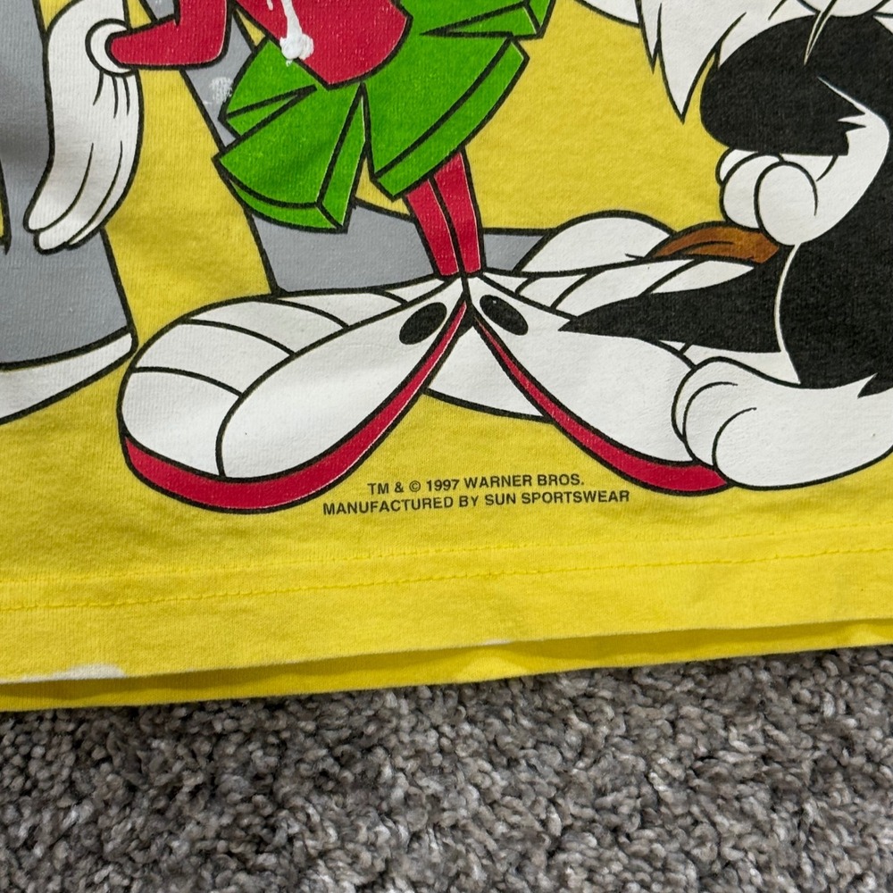 Vintage 90s Looney Tunes‎ AOP Wrap Around Sun Sportswear Yellow T-Shirt Mens XL - Picture 4 of 9